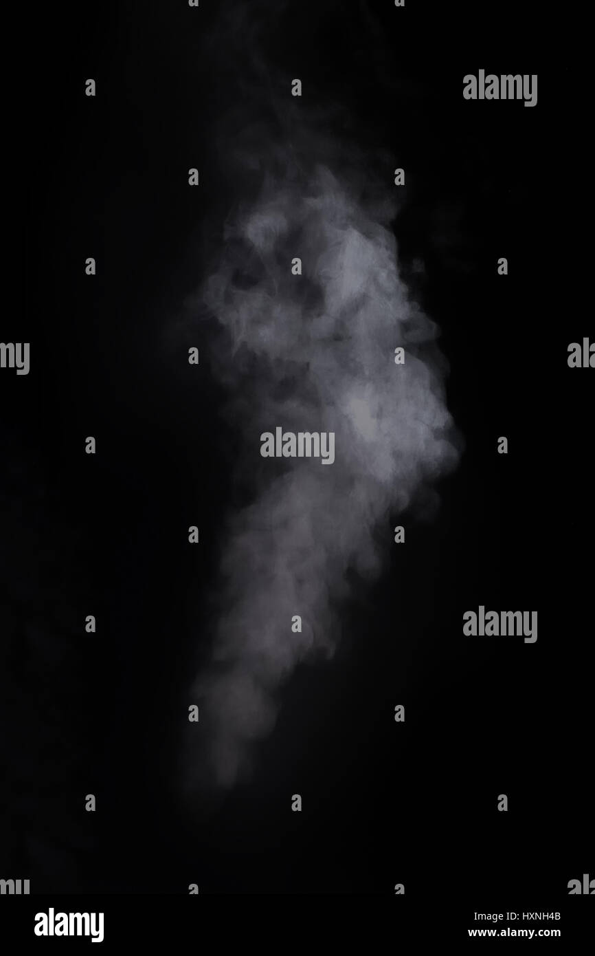 Rauchen Sie auf dem schwarzen Hintergrund Stockfoto