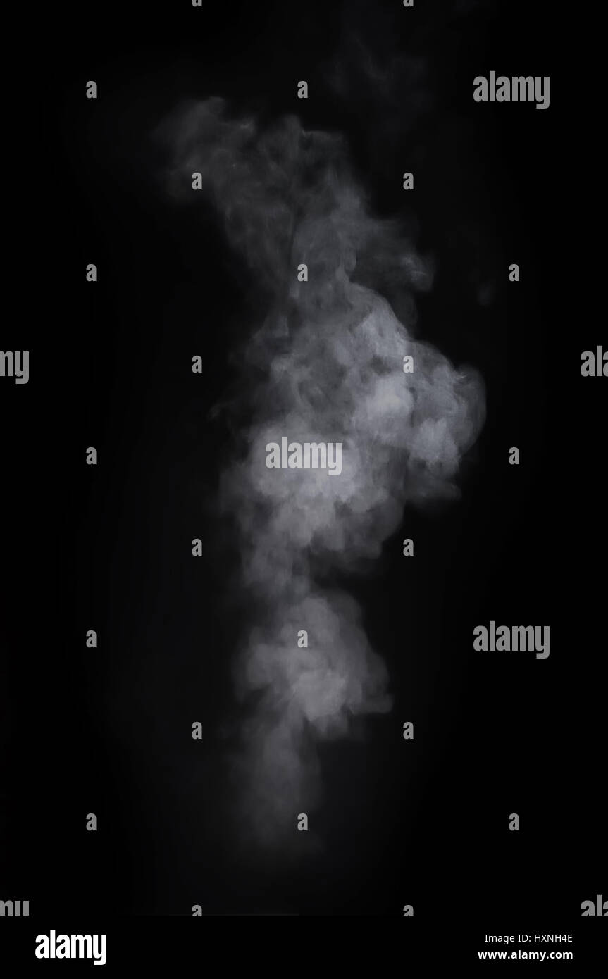 Rauchen Sie auf dem schwarzen Hintergrund Stockfoto