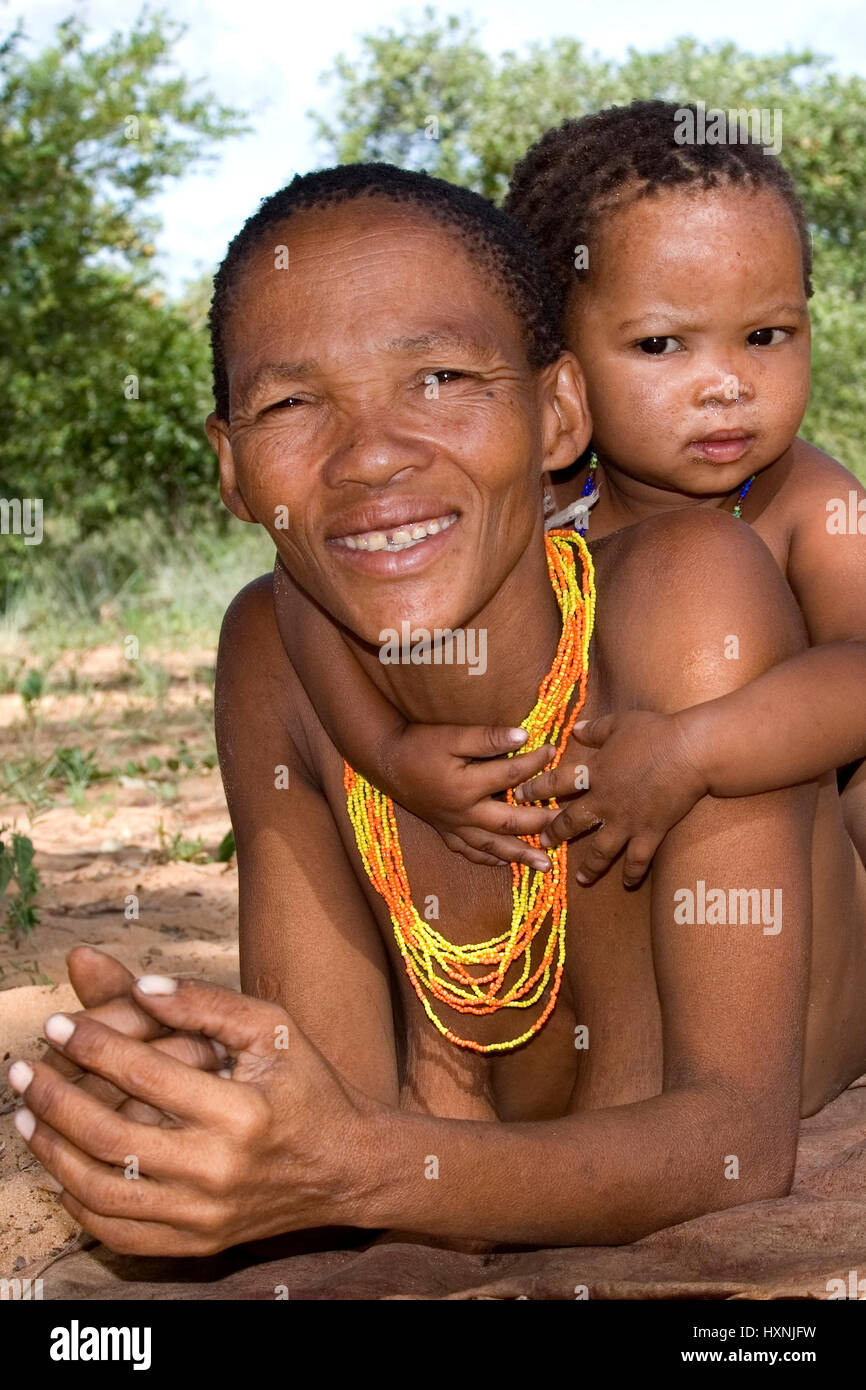 Buschmann mit Kind. Namibia, Buschmann Mit Art. Namibia Stockfoto