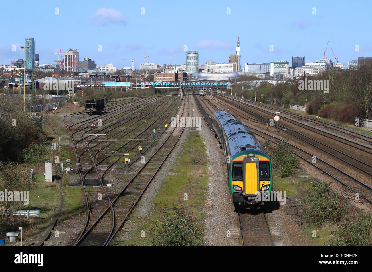 Personenverkehrsdienste Zug Richtung, in die und aus Birmingham City Center, West Midlands, England, Zentrum UK und einen Blick auf die Stadt Skyline. Stockfoto