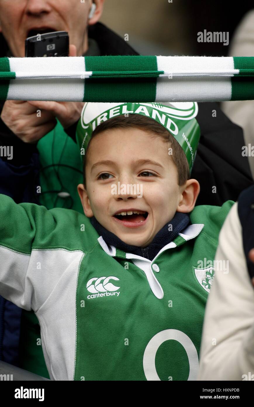 IRISCHER RUGBY-FAN Irland V Frankreich sechs Nationen CROKE PARK DUBLIN Irland 11. Februar 2007 Stockfoto