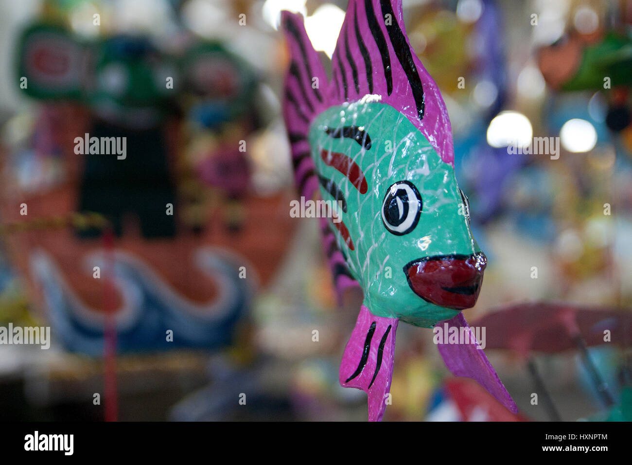 Kubanische Kunst. Fisch-Skulpturen auf einem Markt in Kuba. Stockfoto