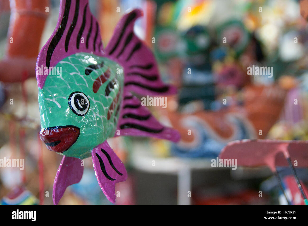 Kubanische Kunst. Fisch-Skulpturen auf einem Markt in Kuba. Stockfoto