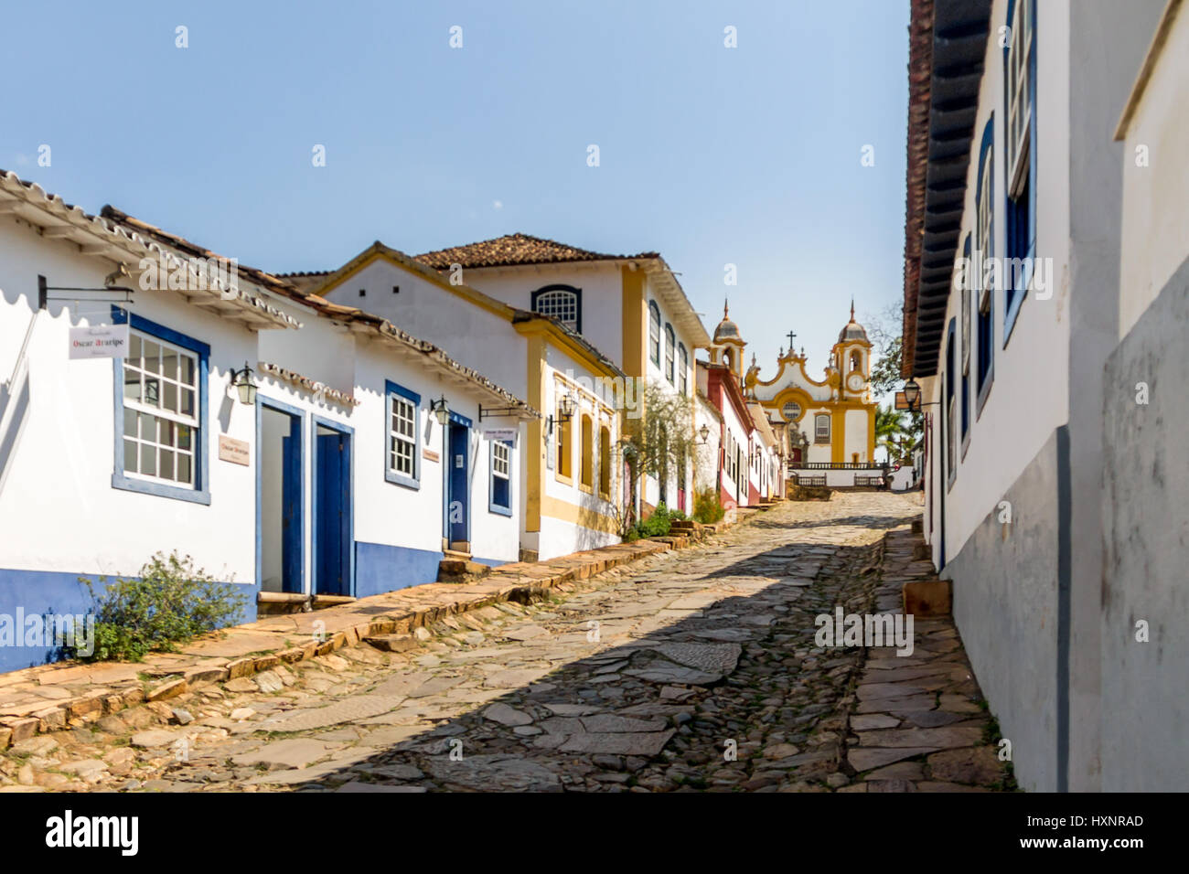 Bunten Häusern im Kolonialstil und Kirche in Stadt Tiradentes - Minas Gerais, Brasilien Stockfoto