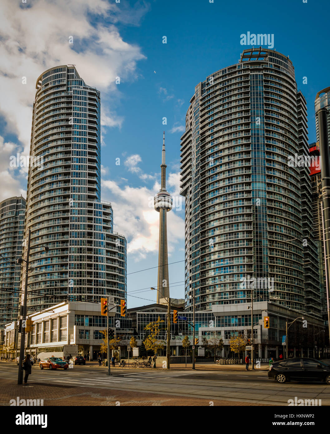 Moderne Wolkenkratzer im Finanzdistrikt der Innenstadt von Toronto und CN Tower - Toronto, Ontario, Kanada Stockfoto