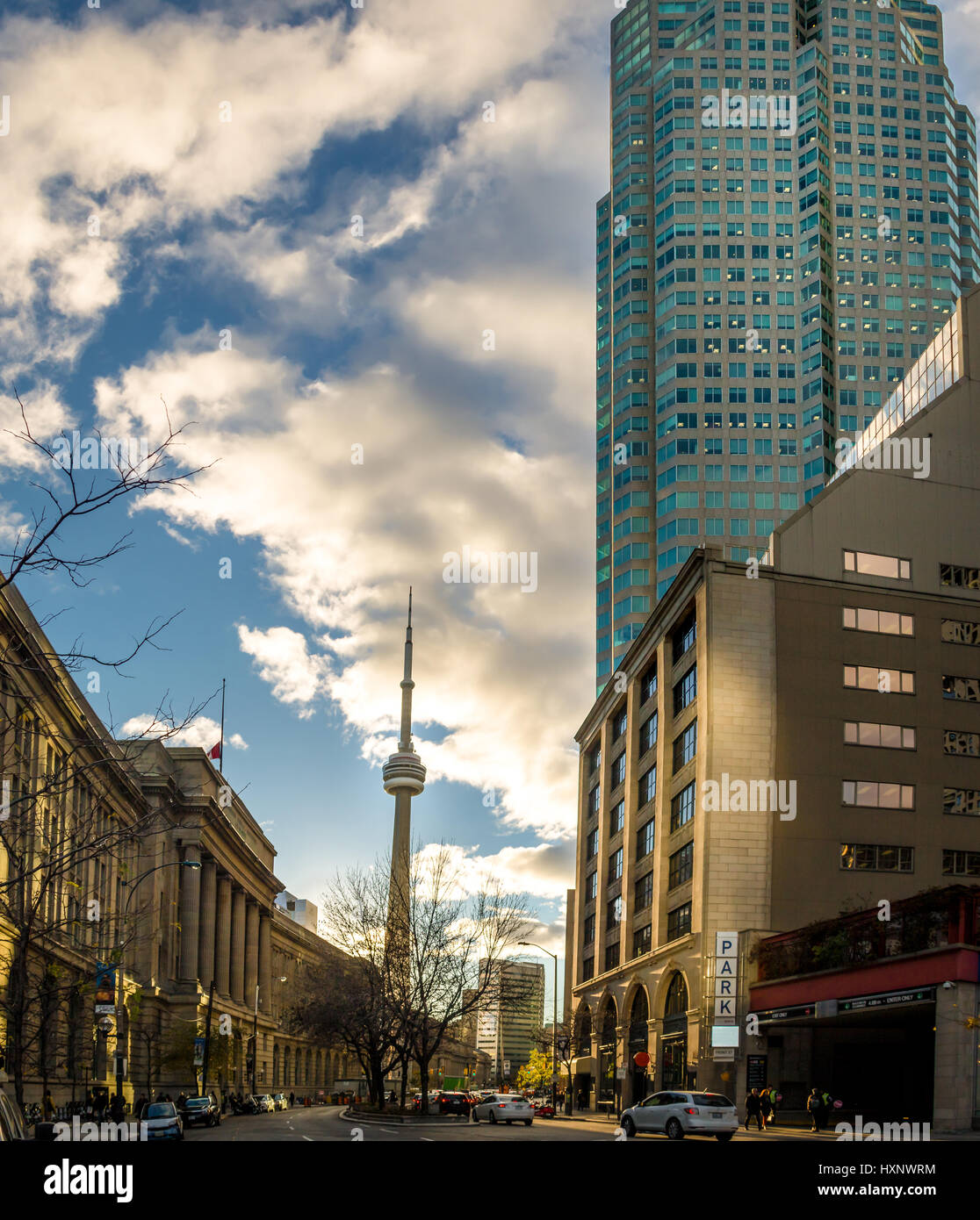 Goldener Sonnenuntergang über Union Station und CN Tower - Toronto, Ontario, Kanada Stockfoto