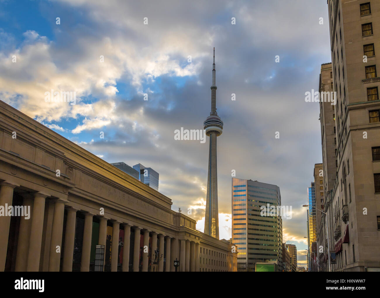 Goldener Sonnenuntergang über Union Station und CN Tower - Toronto, Ontario, Kanada Stockfoto