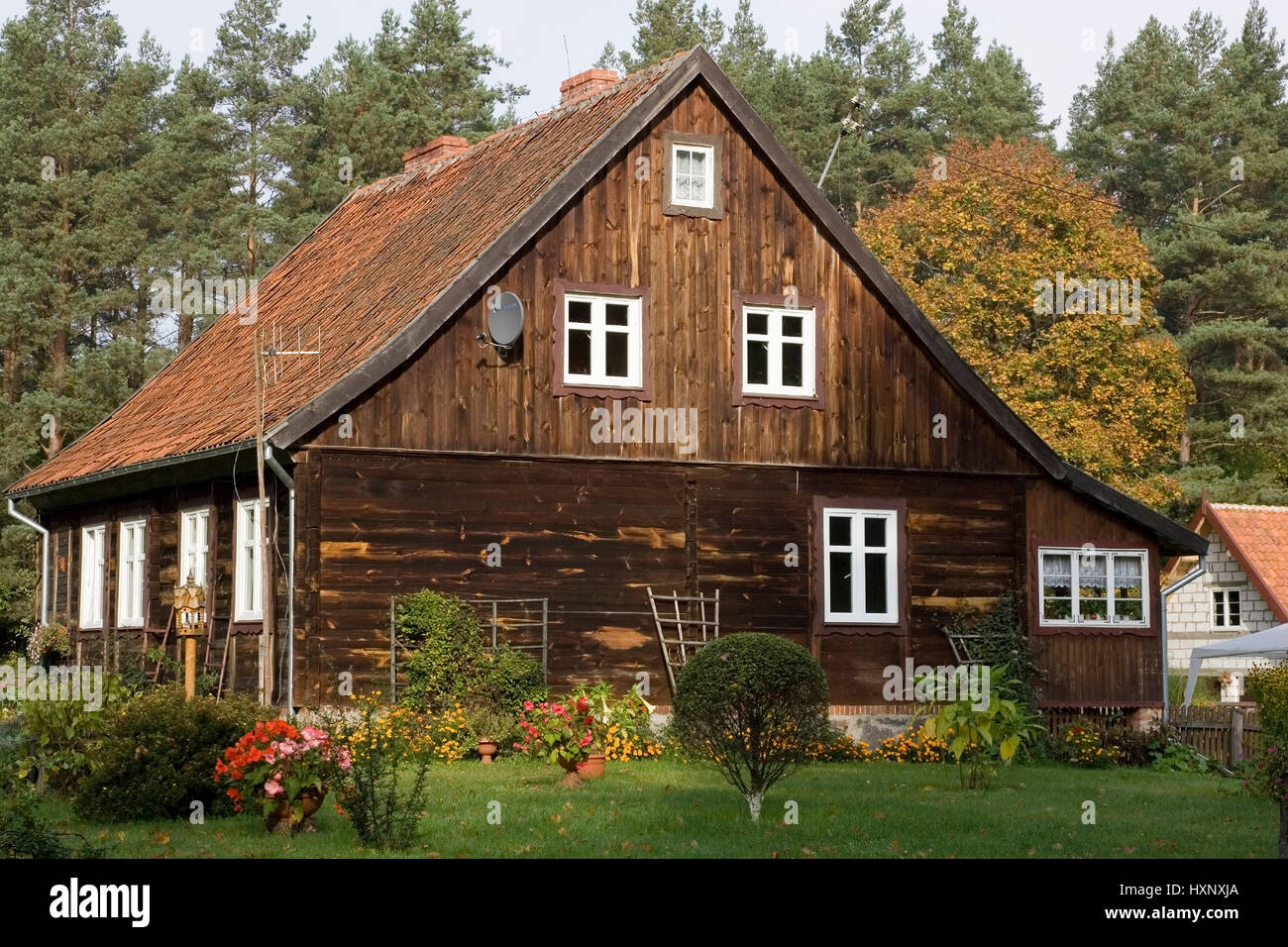 Masurisches Holzhaus im Herbst. Masuren Polen, Masurisches Holzhaus Im Herbst. Masuren-Polen Stockfoto