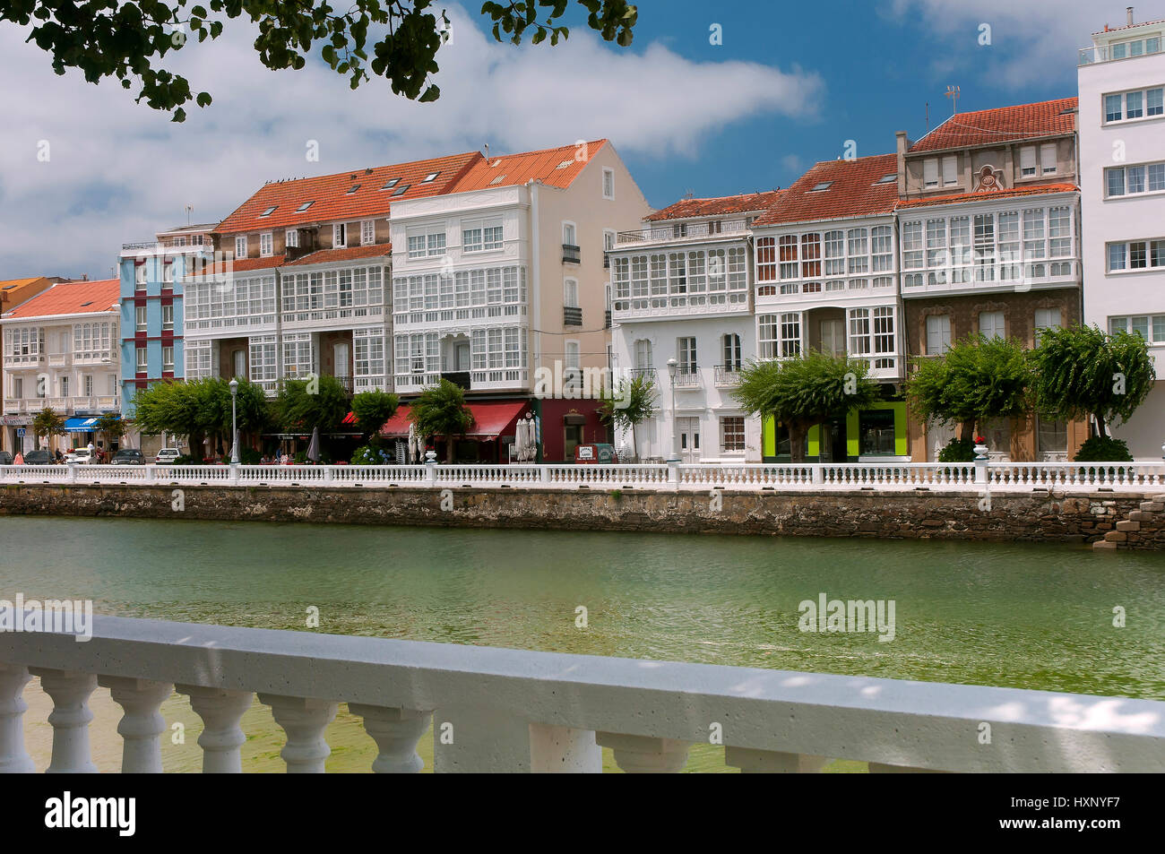 Stadtblick mit Fluss Condomiñas, Cedeira, La Coruña Provinz, Region Galicien, Spanien, Europa Stockfoto