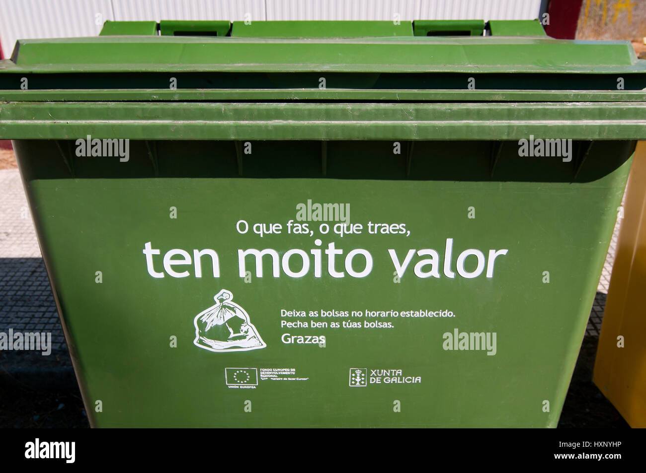 Müllcontainer mit galizischen Text, Santa Maria de Castromao - Celanova, Ourense Provinz, Region Galicien, Spanien, Europa Stockfoto