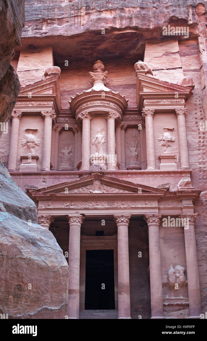 Jordanien: die Fassade des Al-Khazneh, die Schatzkammer, einer der berühmtesten Tempel in Petra gesehen Trog die Felsen des Siq, der Haupteingang canyon Stockfoto