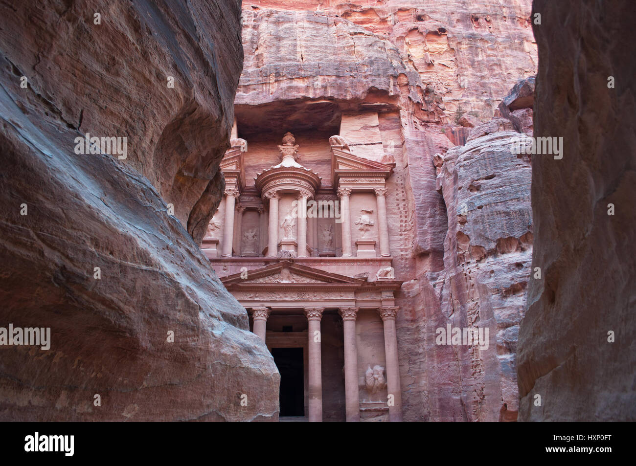 Jordanien: die Fassade des Al-Khazneh, die Schatzkammer, einer der berühmtesten Tempel in Petra gesehen Trog die Felsen des Siq, der Haupteingang canyon Stockfoto