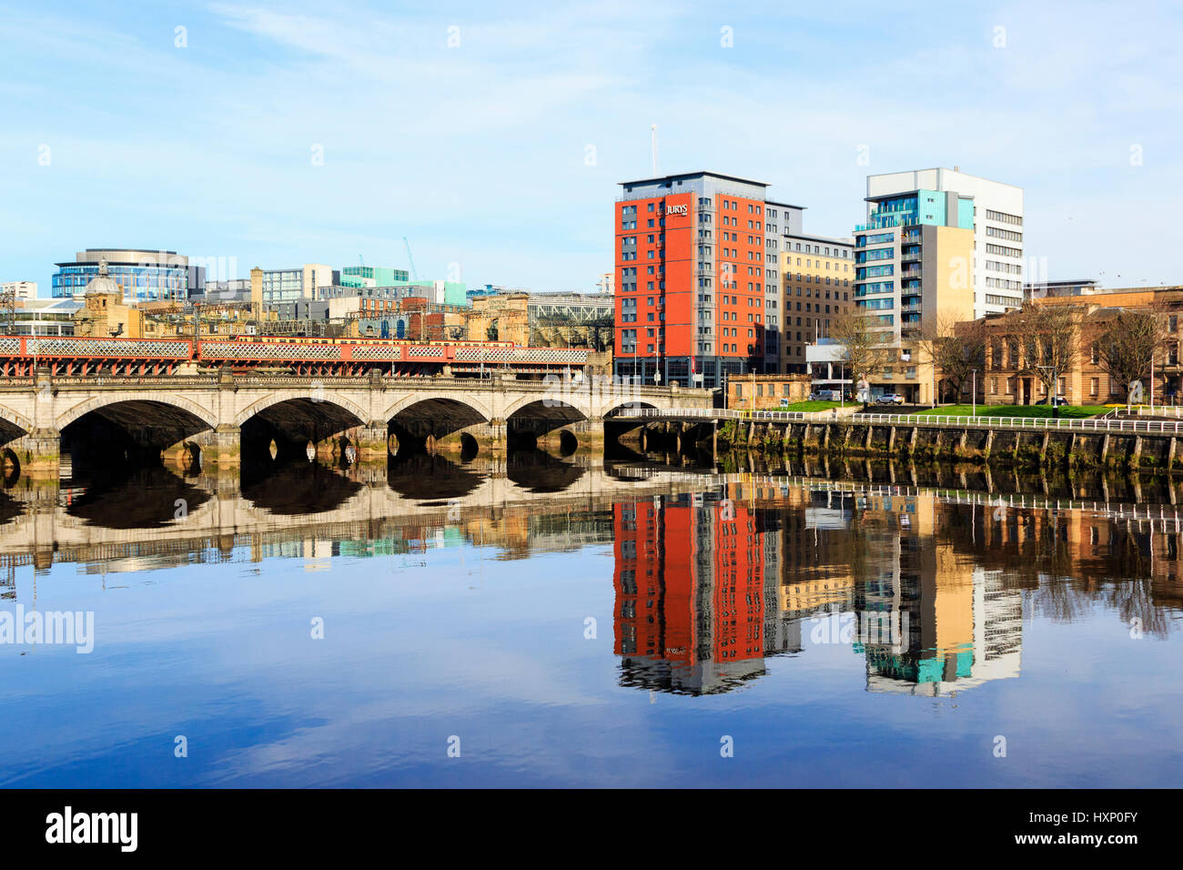 Fluss Clyde an der Broomielaw mit den financial District und die Caledonian Railway Bridge, Glasgow, Scotland, UK Stockfoto