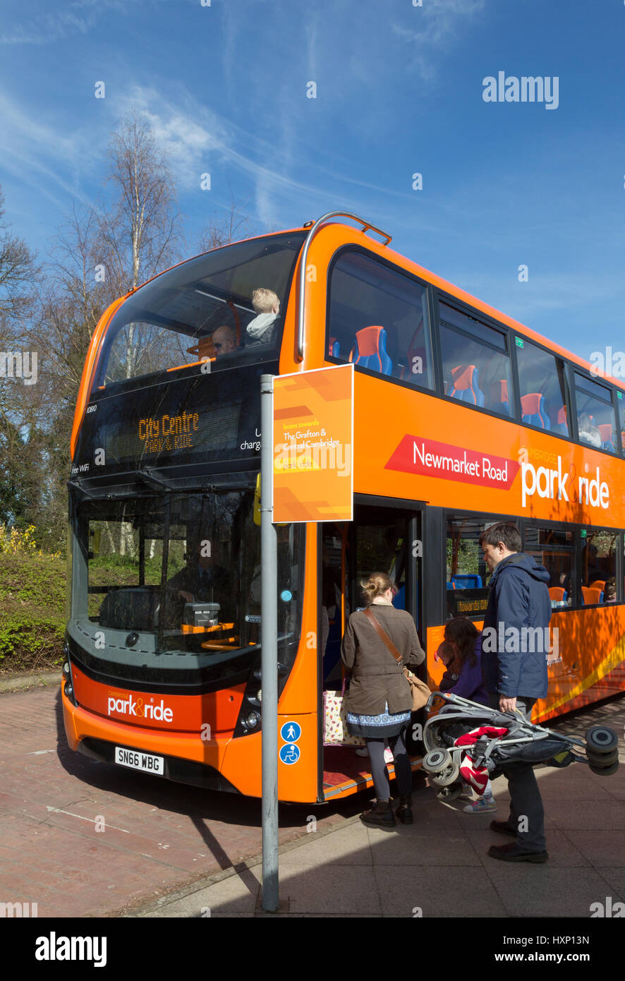 Leute, die auf einer Park-and-Ride Bus, Cambridge England Großbritannien, Menschen Boarding Stockfoto
