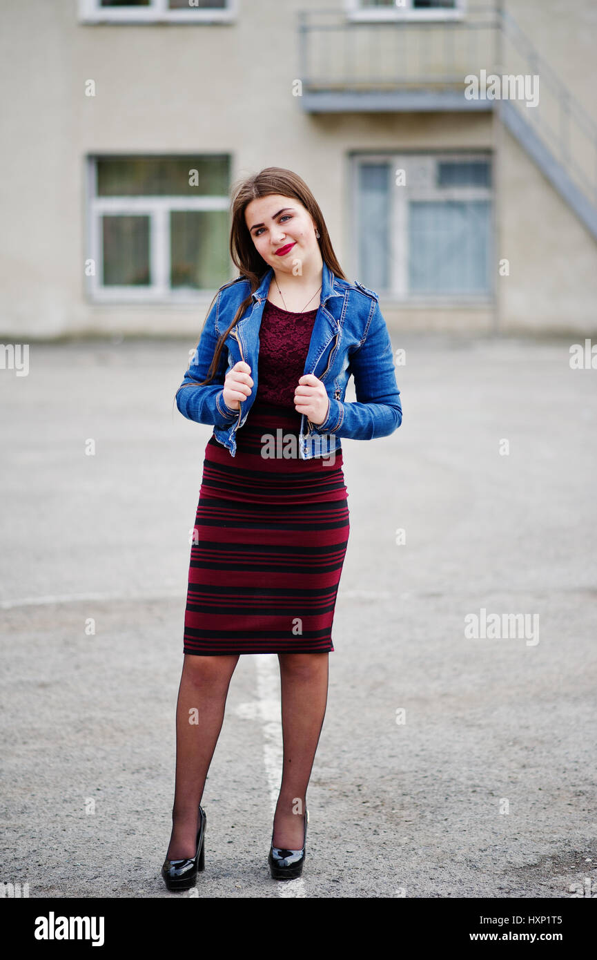 Junge molliger Teenager-Mädchen tragen rote Kleid und Jeansjacke gegen  Schule Hinterhof posierte Stockfotografie - Alamy