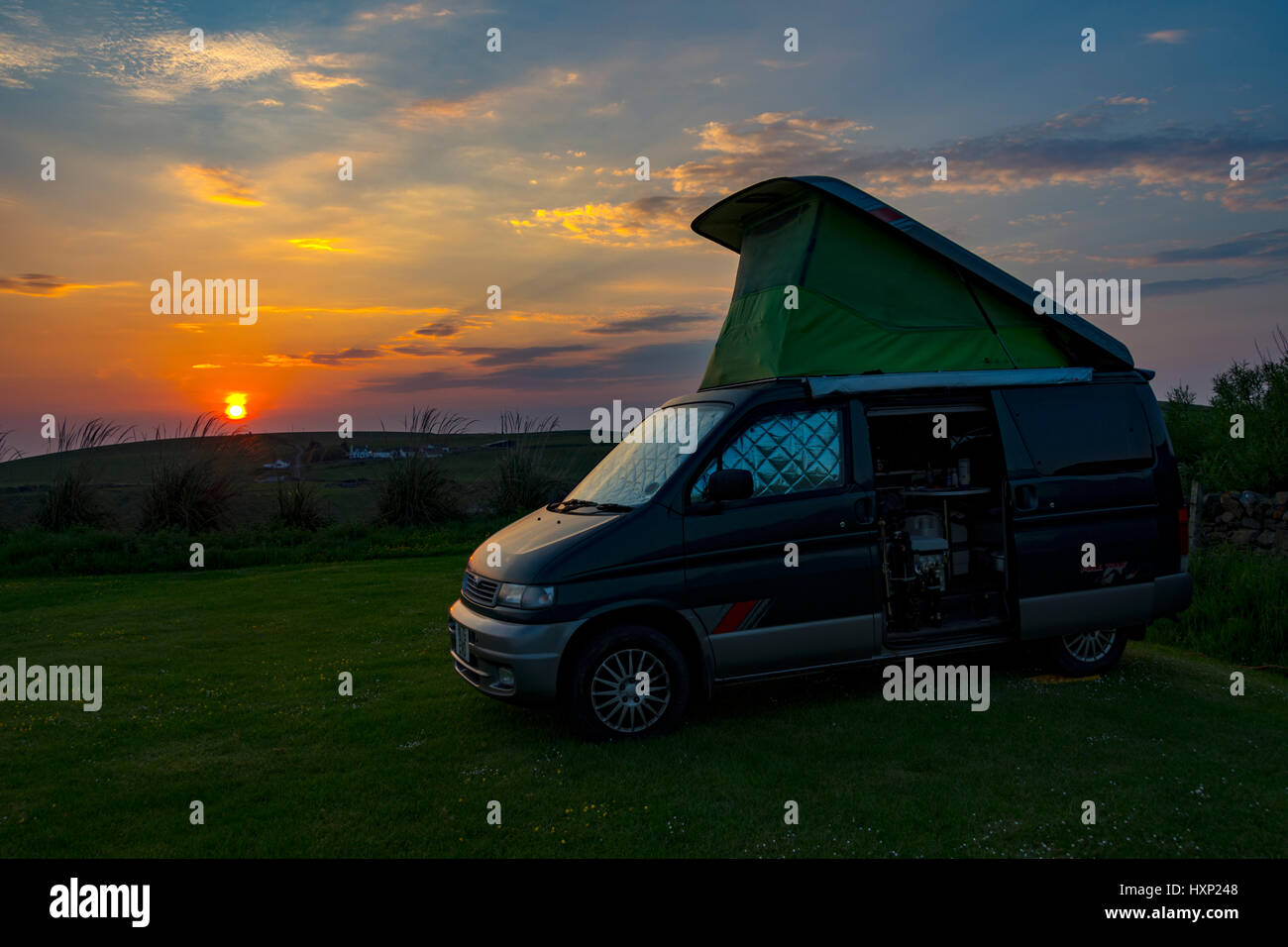 Ein Mazda Bongo-Wohnmobil auf einem Campingplatz am Hafen o'Spittal, in der Nähe von Portpatrick, Dumfries and Galloway, Schottland, UK Stockfoto