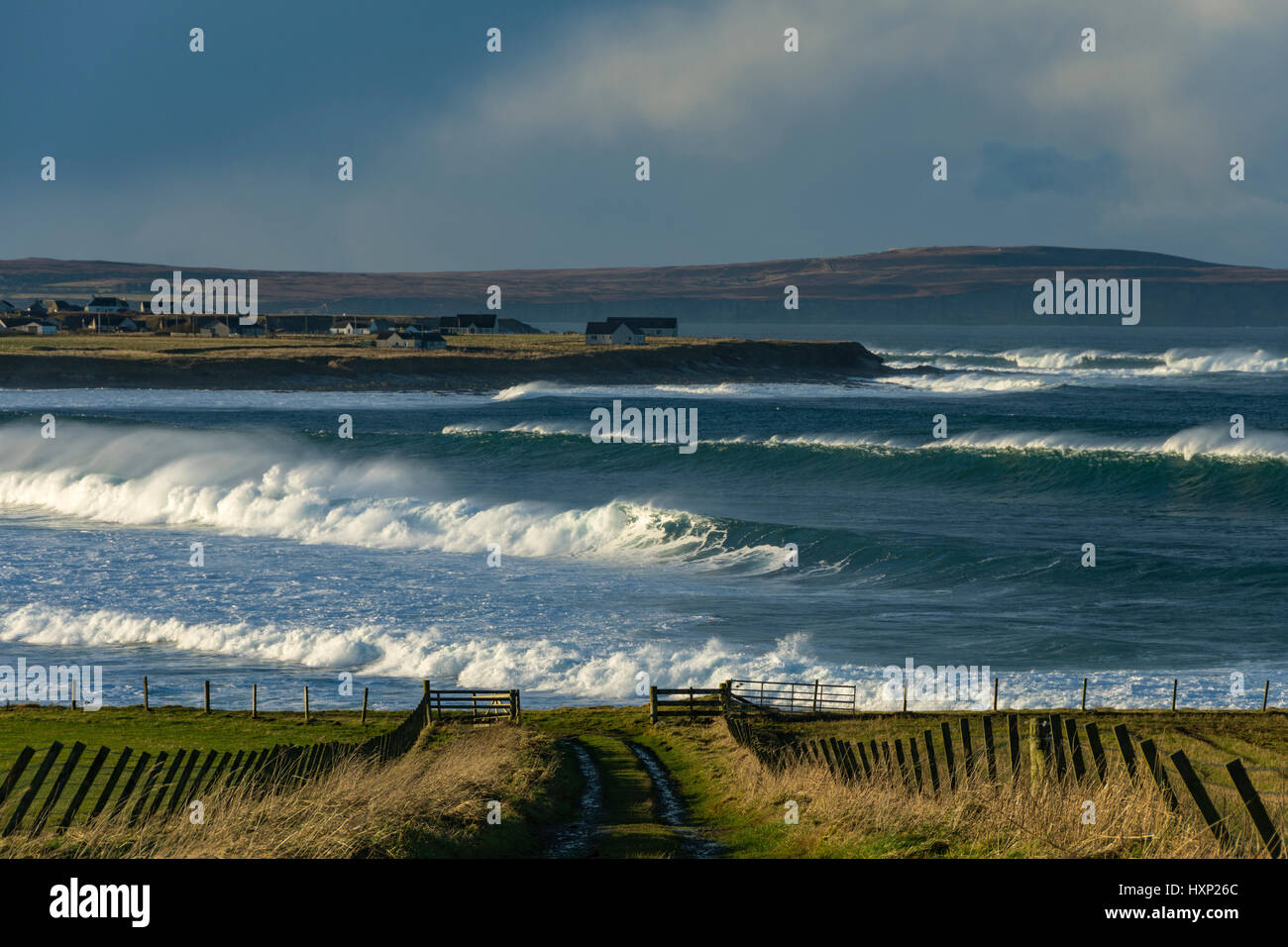 Große Wellen an der Küste in der Nähe von Dorf Mey, Caithness, Schottland, Großbritannien Stockfoto