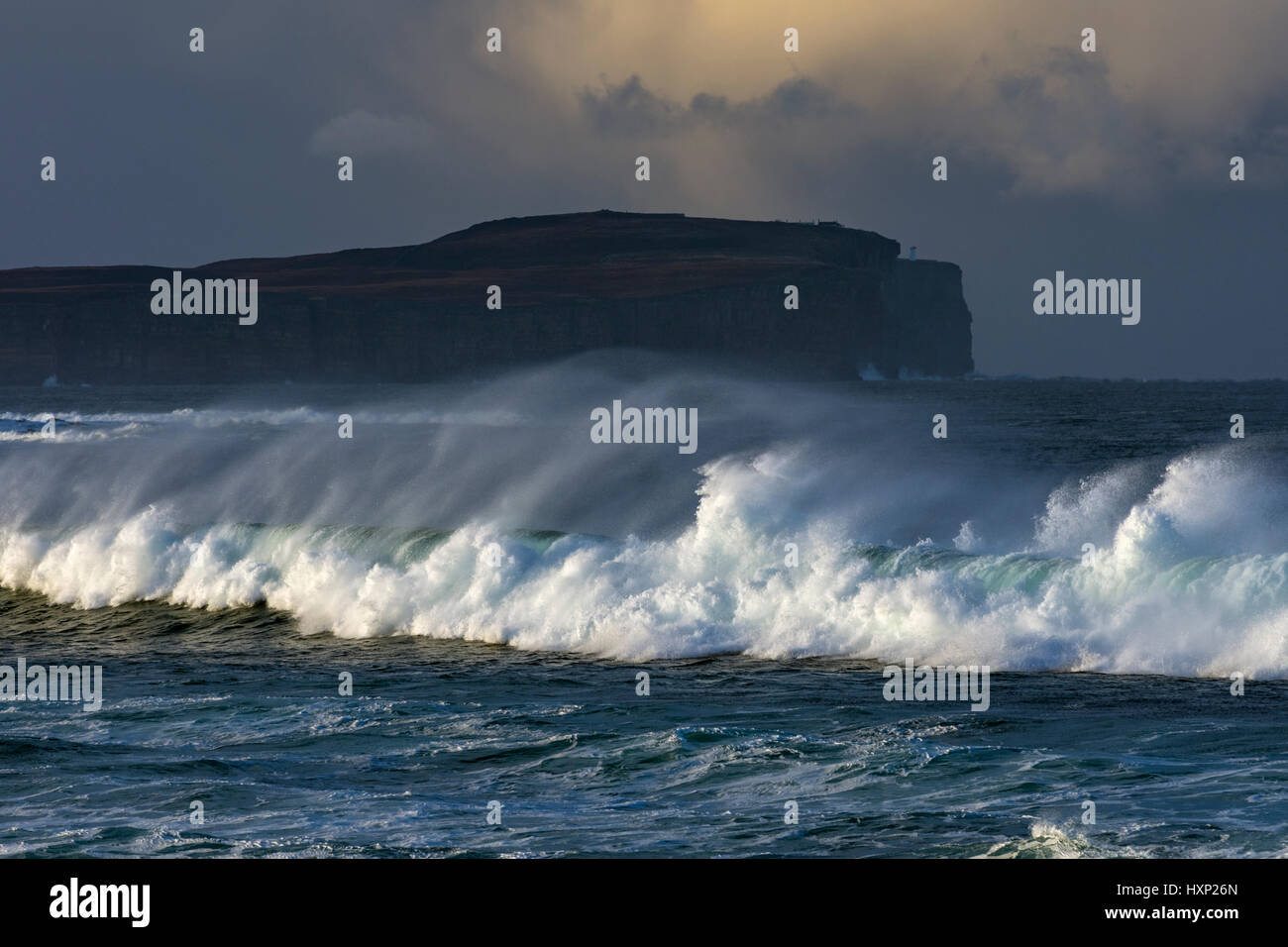 Dunnet Head und stürmischer See in der Nähe der Ortschaft Mey, Caithness, Schottland, UK Stockfoto