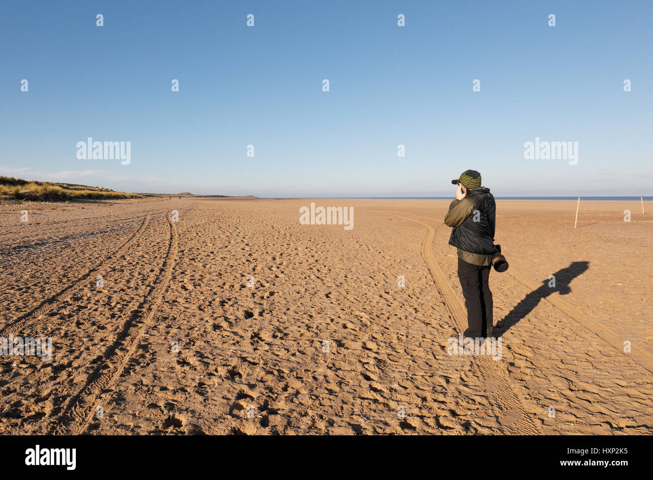 Vogelbeobachter am Holkham Beach in Norfolk Stockfoto