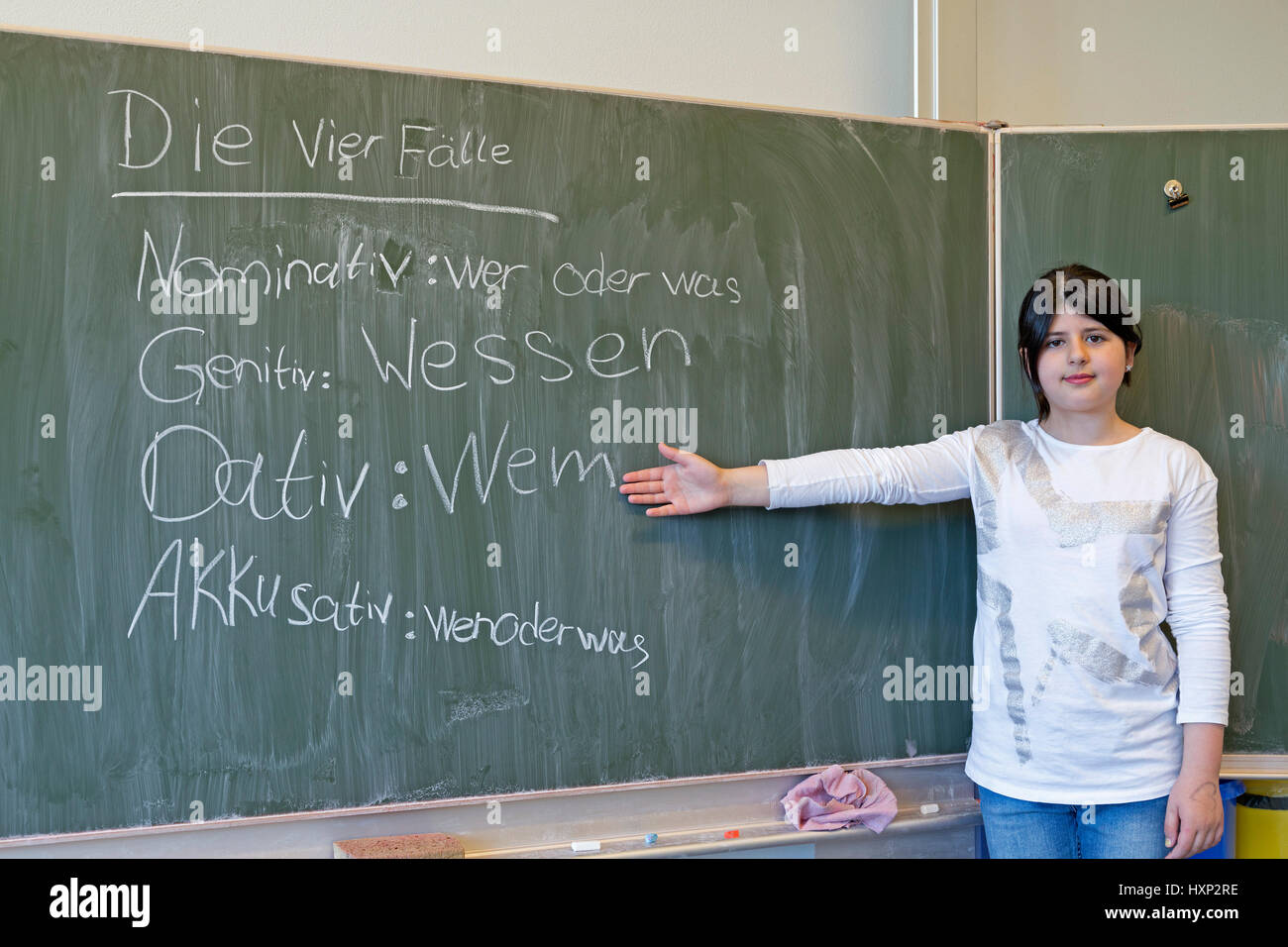 Mädchen tun deutsche Grammatik in der Grundschule Stockfoto
