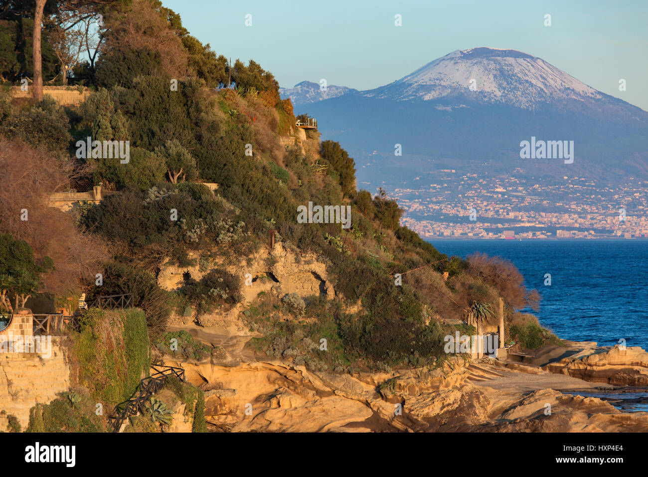 Abendlicht auf Tuffstein Hang mit Mount Vesuv im Hintergrund Stockfoto