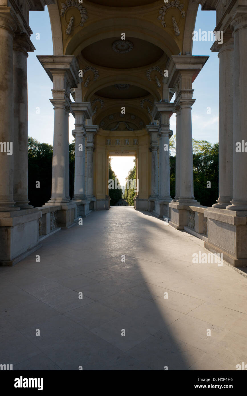 Säulengang der Gloriette bei Schloss Schönbrunn, Wien, Österreich Stockfoto