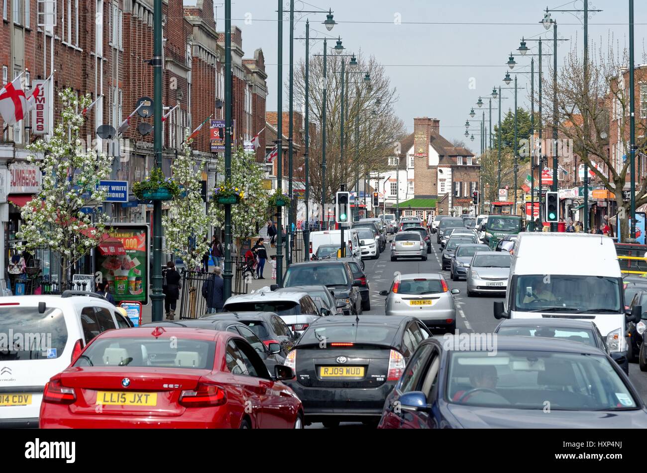 Beschäftigt Whitton Hautpstraße Twickenham West London uk Stockfoto