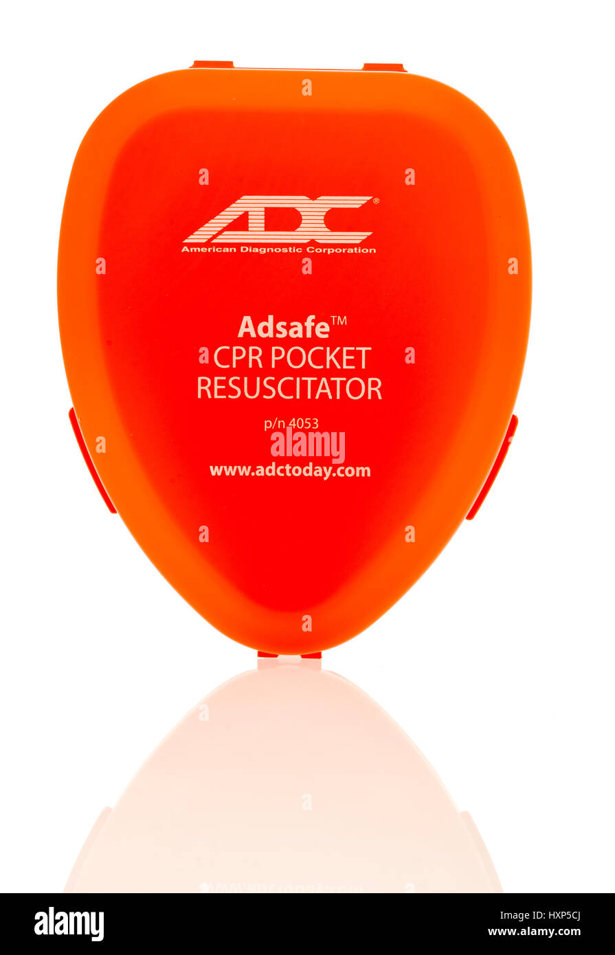 Winneconne, Wisconsin - 27. März 2017: A Adsafe CPR Tasche Beatmungsbeutel gemacht von der amerikanischen Diagnostik Corporation auf eine isolierte Hintergrund. Stockfoto