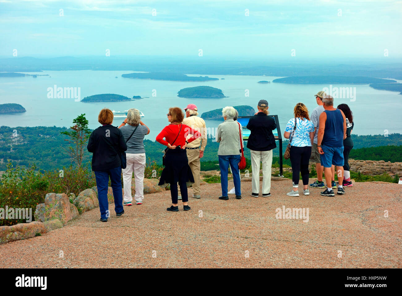 Besucher dieser Seite von Frenchman es Bucht und Bar Harbor, Maine von Cadillac Mountain Stockfoto