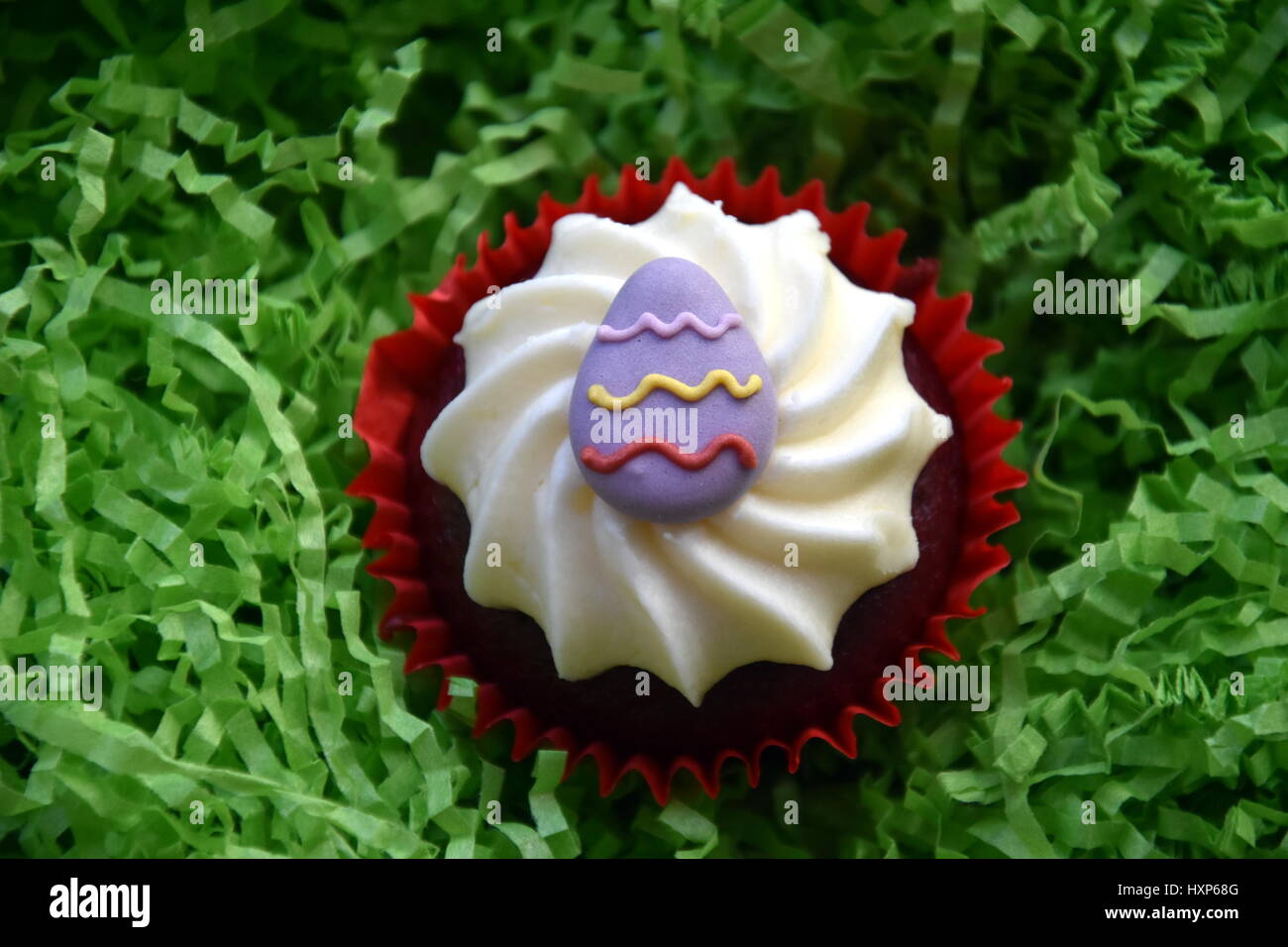 Ostern hausgemachte Muffins mit Ostereiern dekoriert. Ostern-Konzept ...