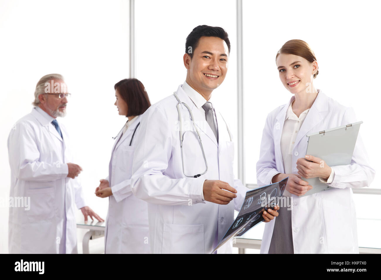 Ärzte untersuchen Röntgen-Bericht im Krankenhaus. Stockfoto