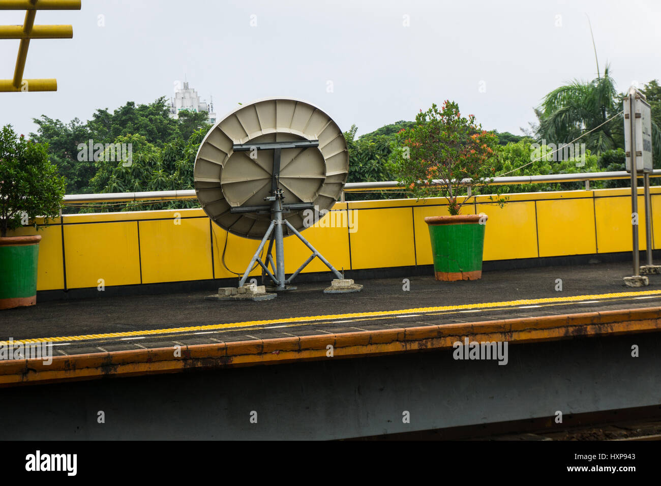 eine Parabel für Telekommunikation Signalgeber in Zug Bahnhof Foto in Jakarta Indonesien Stockfoto