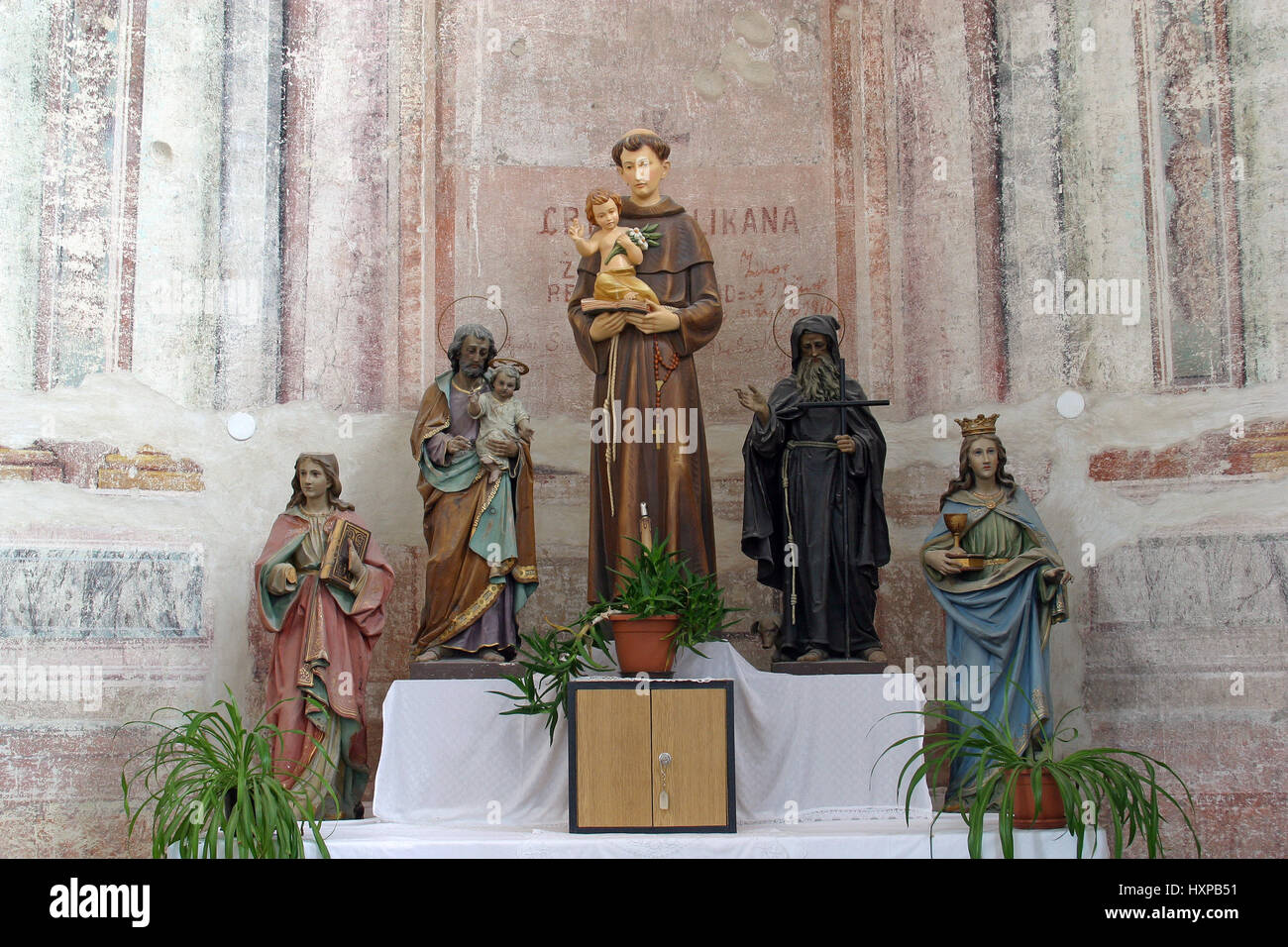 Altar in der Pfarrei Kirche des Heiligen Antonius von Padua in Bucica, Kroatien Stockfoto