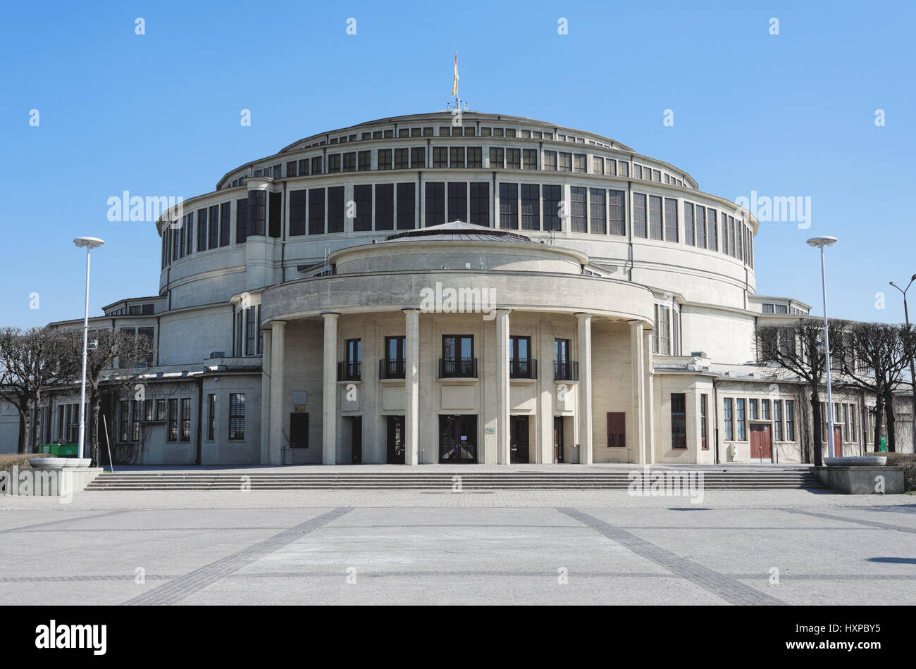 Hala Stulecia wir Wroclawiu (Jahrhunderthalle, Jahrhunderthalle, Hala Ludowa). Es wurde nach den Plänen des Architekten Max Berg gebaut. Stockfoto