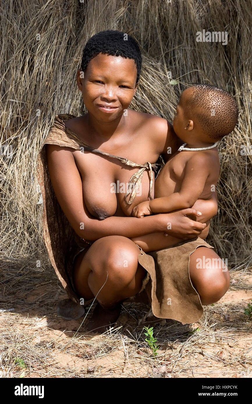 Buschmann-Frau mit Kind vor ihr Tratitionellen Grashütte. Namibia, Buschmann-Frau Mit Kind Vor Ihrer Tratitionellen Grashütte. Namibia Stockfoto