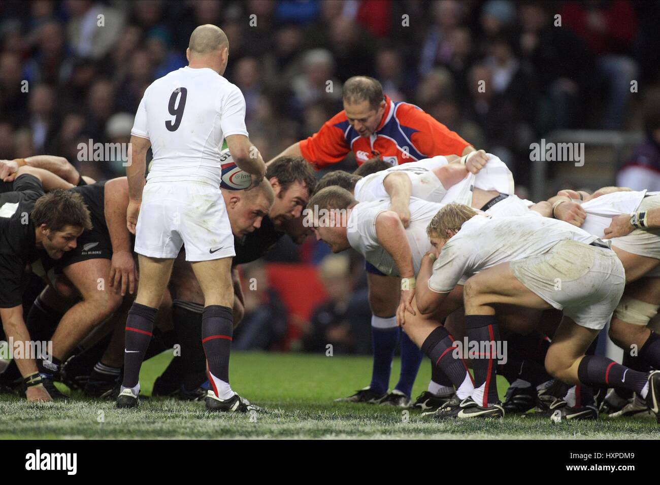 ENGLAND SCRUM ENGLAND V Neuseeland TWICKENHAM MIDDLESEX ENGLAND 21. November 2009 Stockfoto