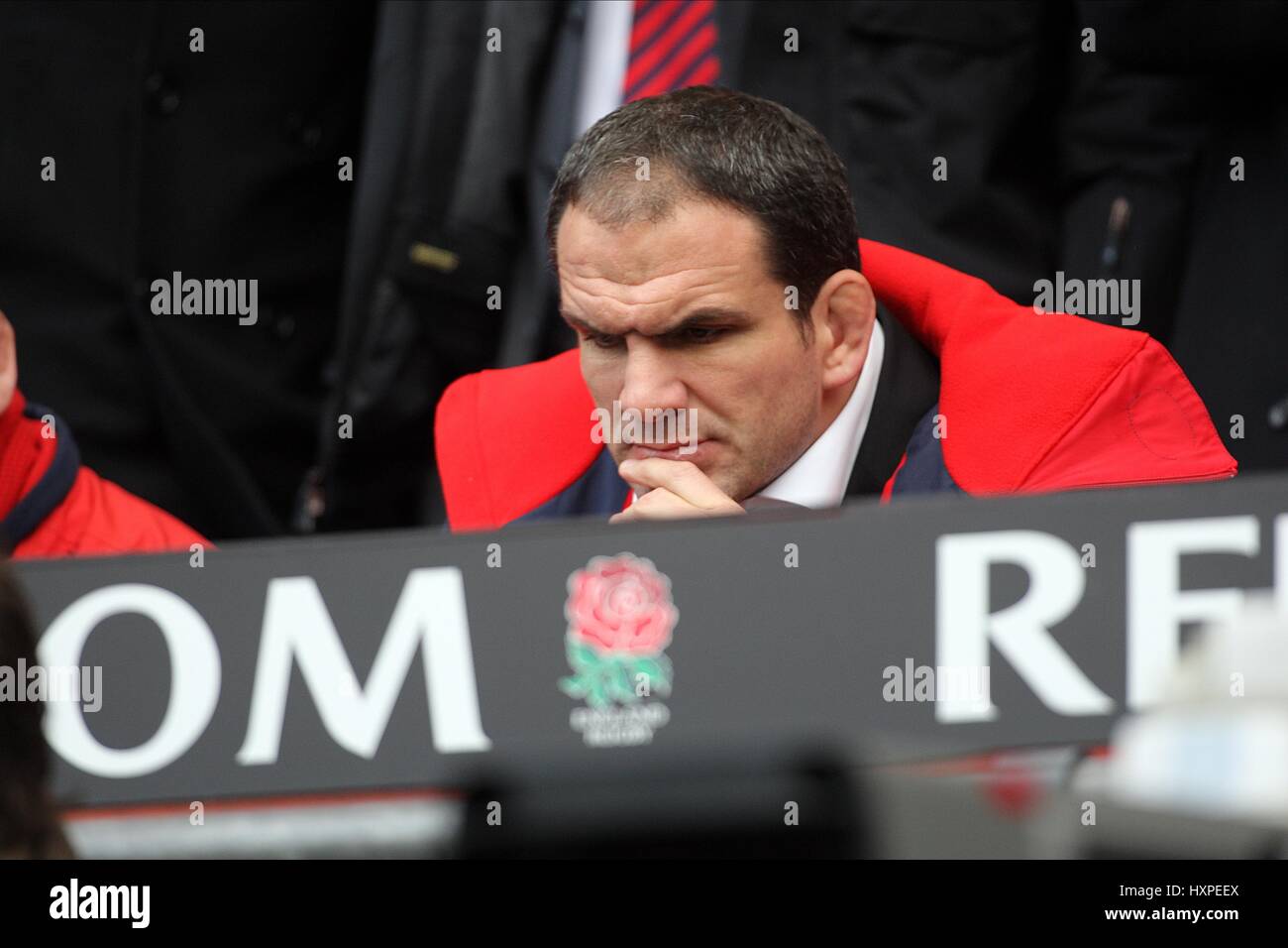 Einen NIEDERGESCHLAGENEN MARTIN JOHNSON ENGLAND V Südafrika TWICKENHAM MIDDLESEX ENGLAND 22. November 2008 Stockfoto