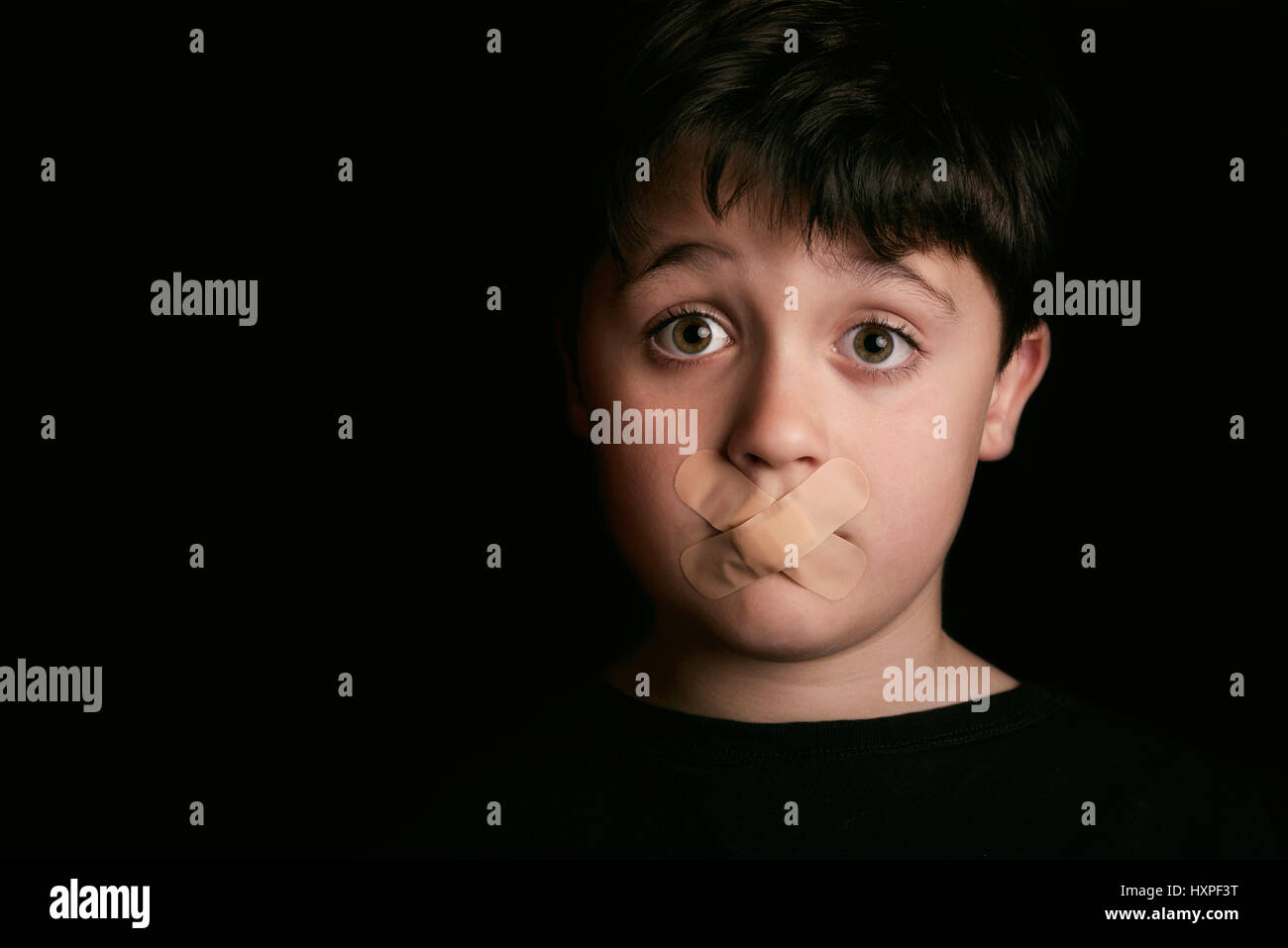 Trauriges Kind mit Mund versiegelt Stockfoto