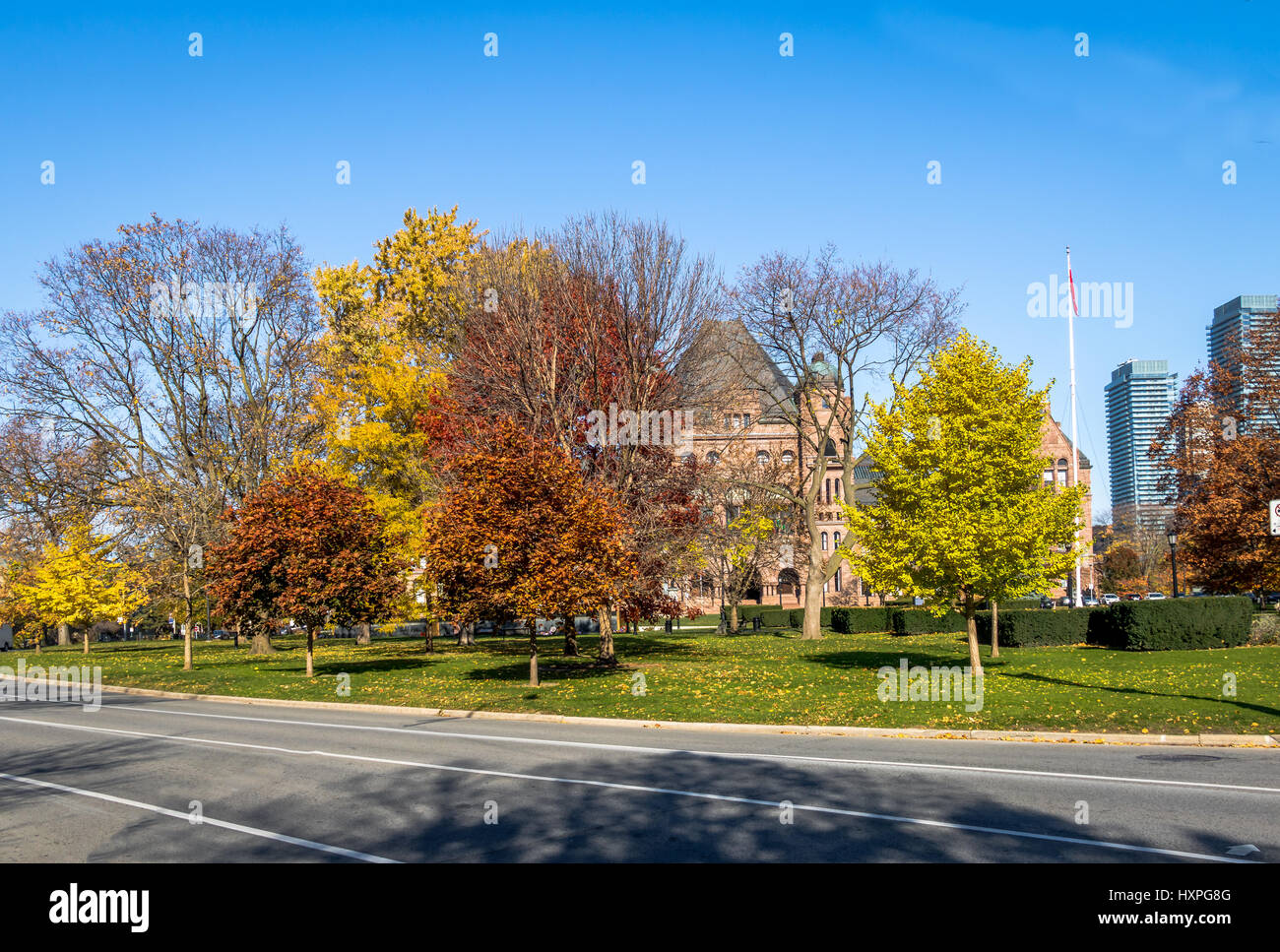 Im Herbst bunten Vegetation von Queens Park mit Legislativversammlung von Ontario auf Hintergrund - Toronto, Ontario, Kanada Stockfoto
