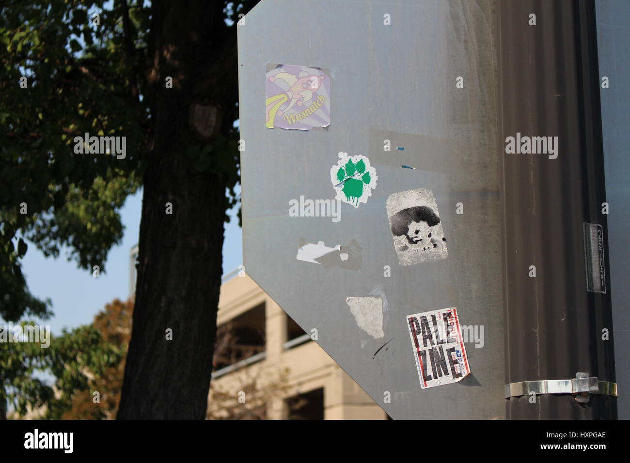 Stop-Schild Aufkleber Stockfoto