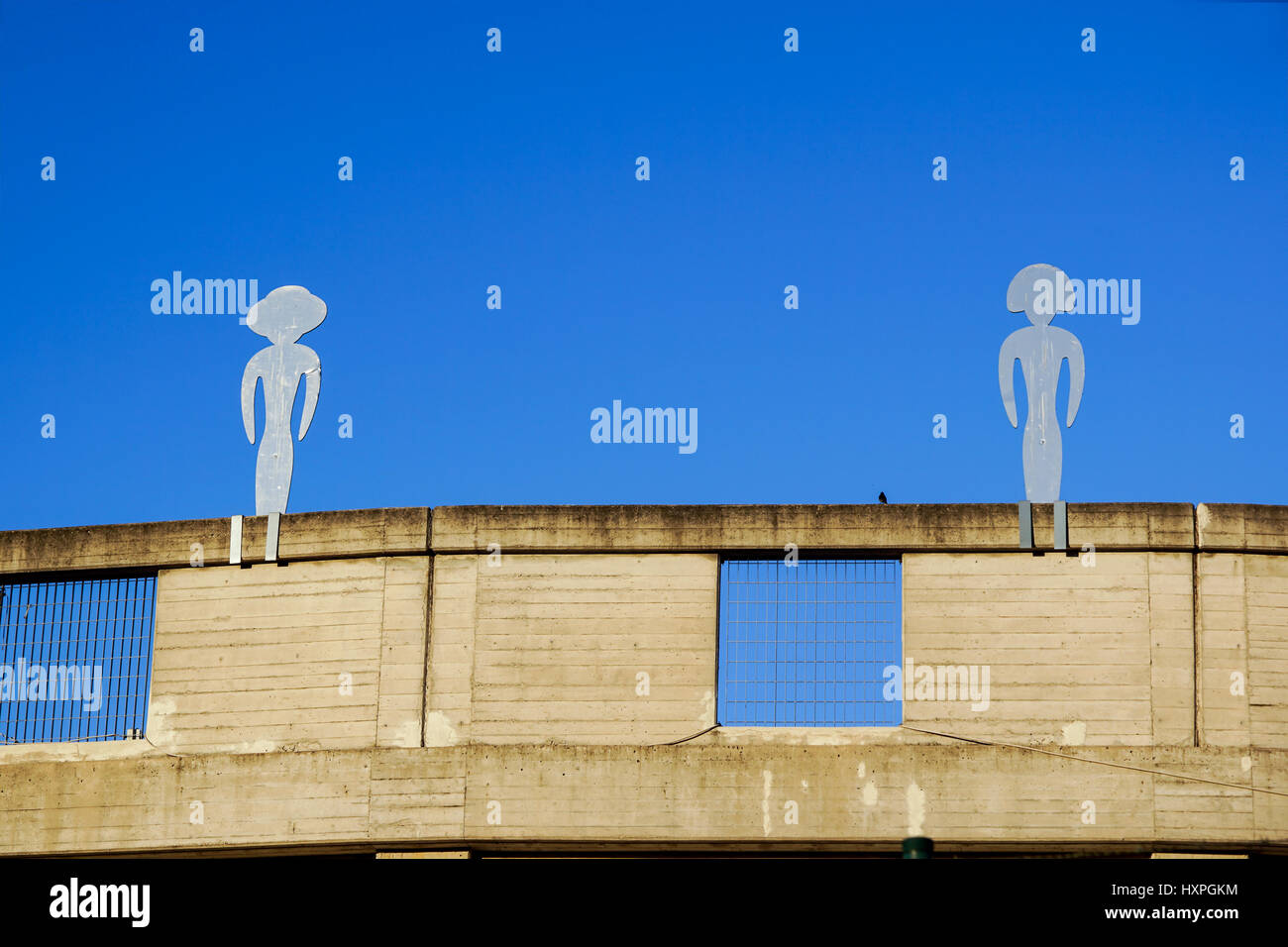 Metall-Statue menschliche Figur auf ein Gebäude Stockfoto