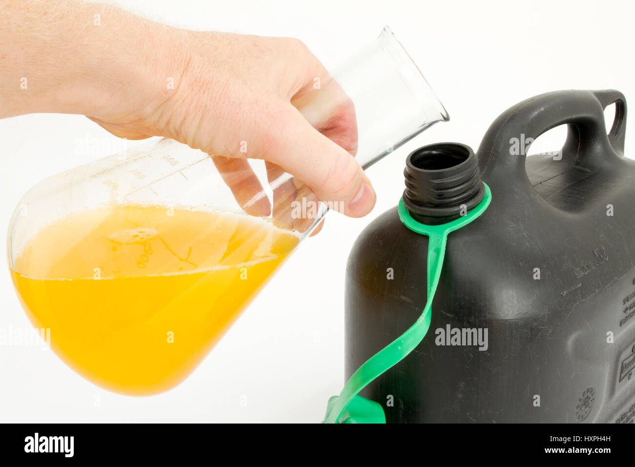 Glas-Kolben mit Bioethanol, Glaskolben Mit Bioethanol Stockfoto