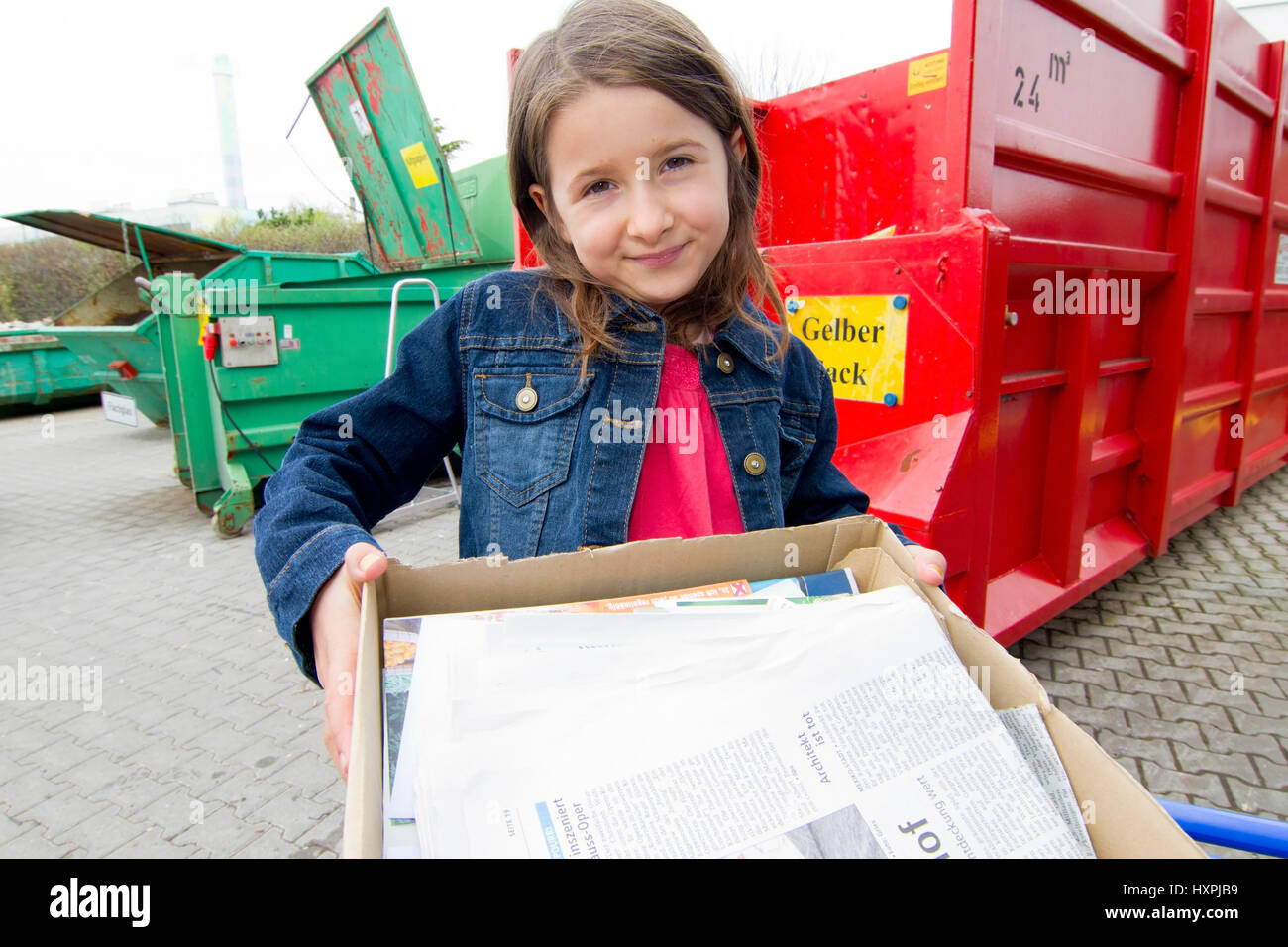 Mädchen mit Altpapier (Pr), Mädchen Mit Altpapier (Pr) Stockfoto