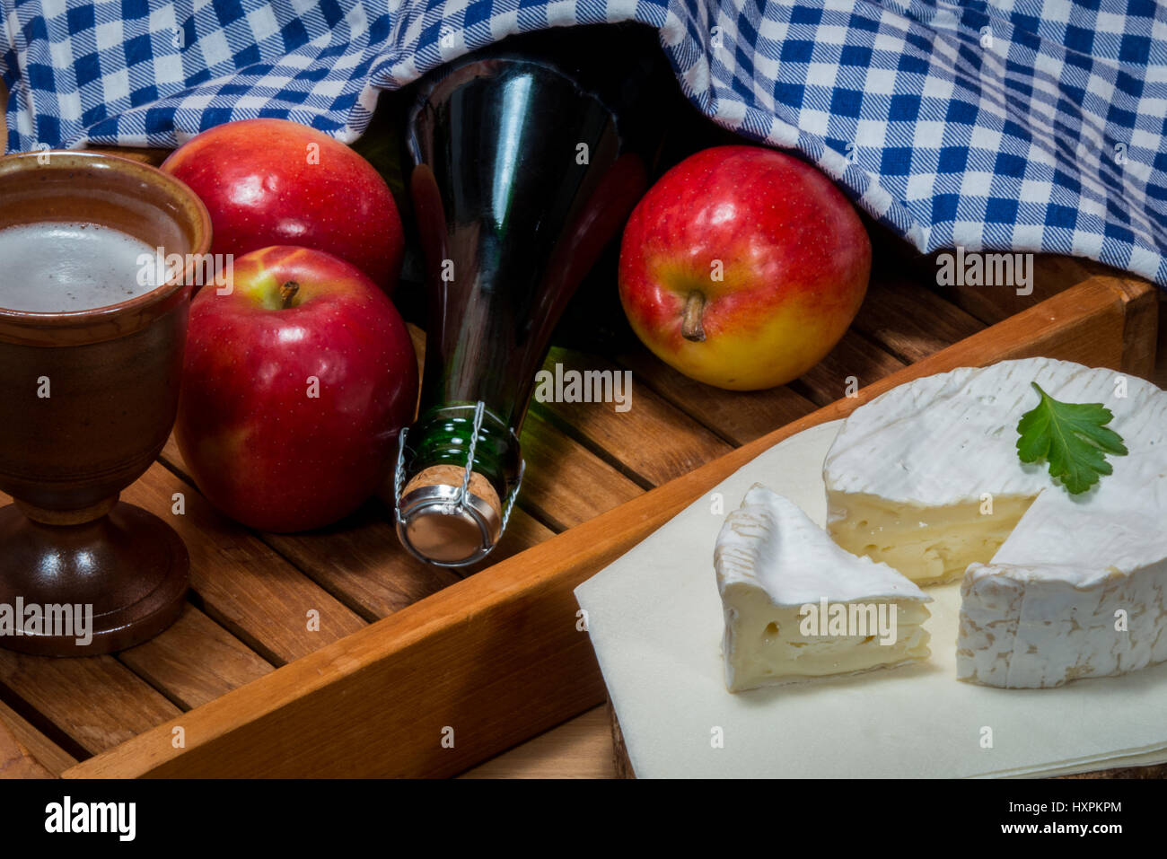 Typische Spezialitäten und Delikatessen aus Frankreich Äpfel Camembert und Cidre Cidre Stockfoto