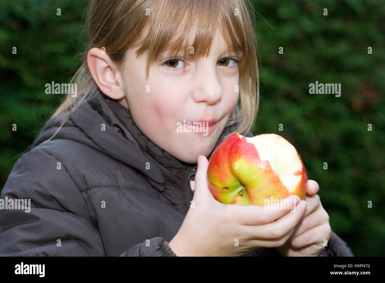 fünf-Jahr-altes Mädchen isst einen Apfel (Mr), Fünfjähriges Mädchen Isst Einen Apfel (Mr) Stockfoto