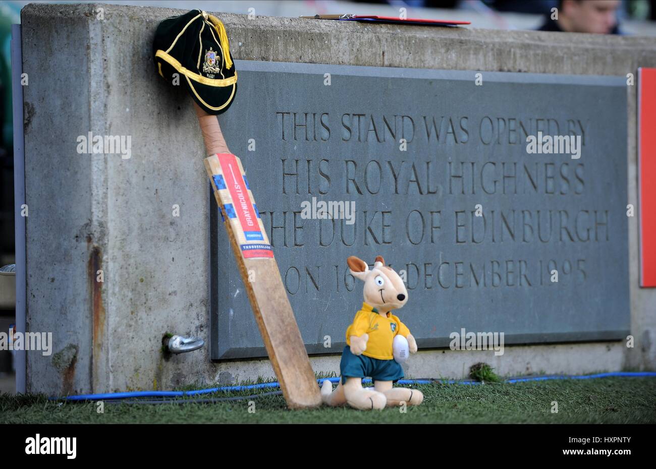 KRICKETSCHLÄGER von DUG-OUT ENGLAND V Australien ENGLAND V Australien TWICKENHAM LONDON ENGLAND 29. November 2014 platziert Stockfoto