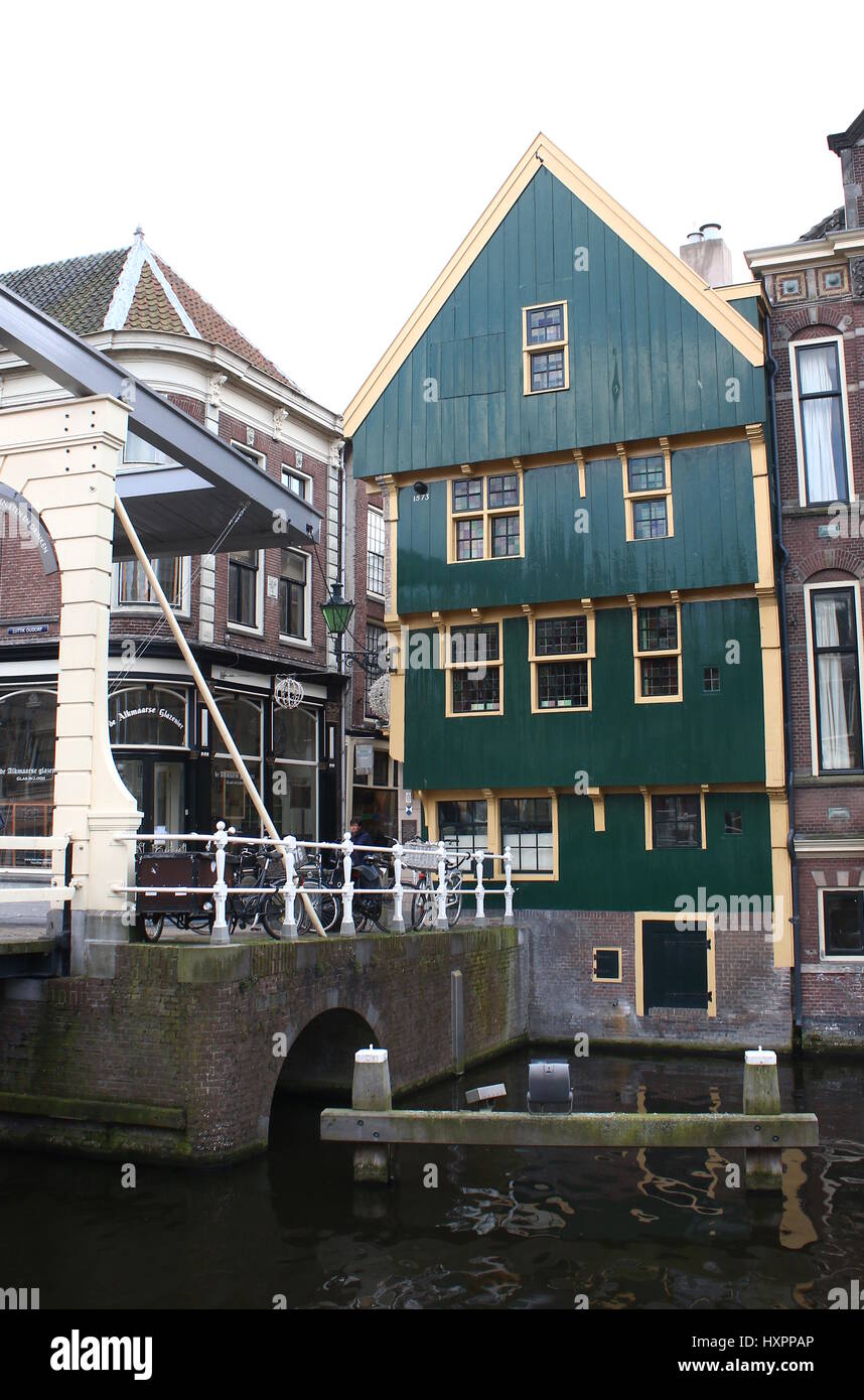 Monumentale 16. Jahrhundert grün Holz "Huis met de Kogel" (Haus mit der Kanonenkugel) in zentralen Alkmaar, Niederlande, bei Luttik Oudorp - Zijdam Kanal Stockfoto