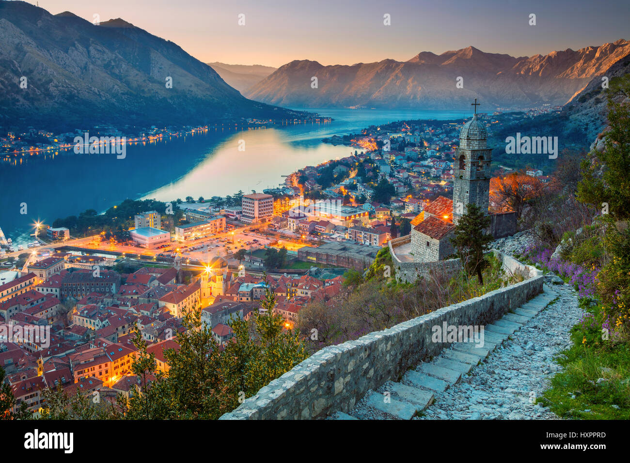 Kotor, Montenegro. Schöne romantische Altstadt von Kotor während des Sonnenuntergangs. Stockfoto