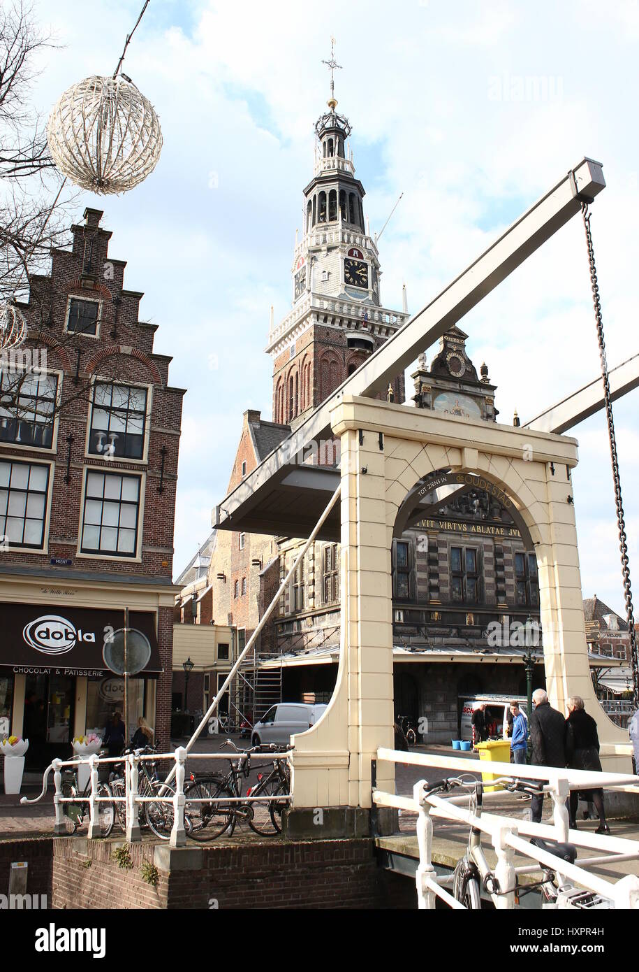 Uhrturm des legendären 17. Jahrhunderts Waag (wiegen Haus) auf dem Waagplein Platz in Alkmaar, Niederlande. Im Vordergrund Bathbrug hölzerne Zugbrücke. Stockfoto