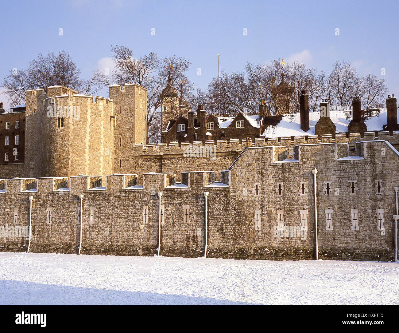 Außenwände des Tower of London im Winterschnee, London Borough of Tower Hamlets, Greater London, England, Großbritannien Stockfoto